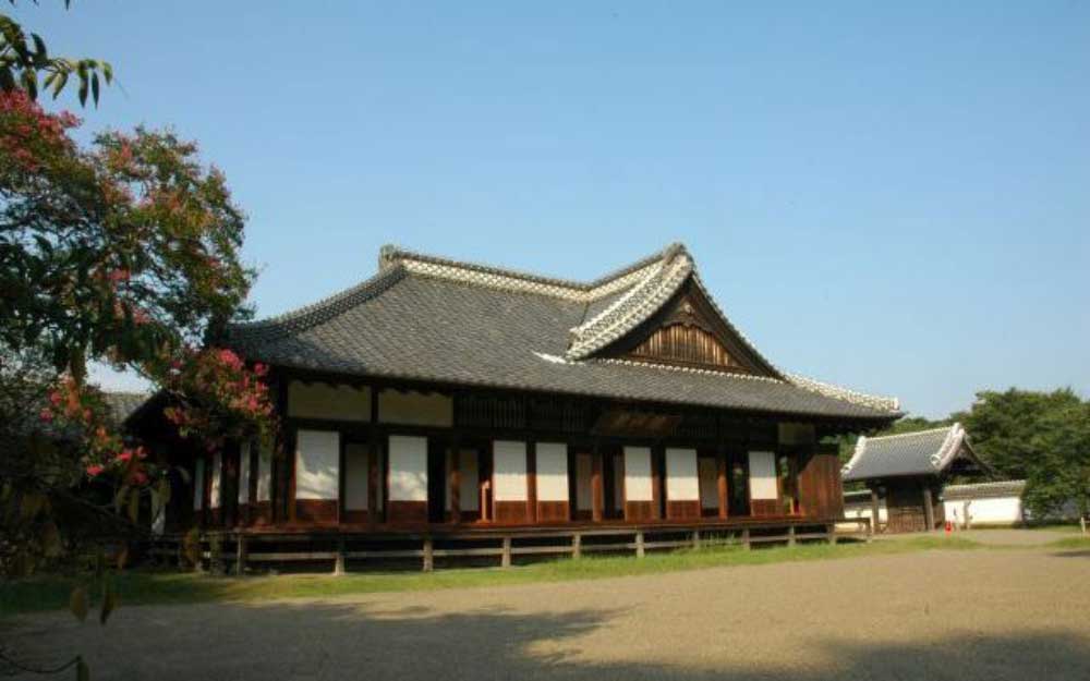 水戸藩の藩校として開かれた弘道館では様々な学問が修められ，現代の総合大学のような存在でした。（文武の伝統が息づく弘道館・水戸城跡周辺の歴史的風致）