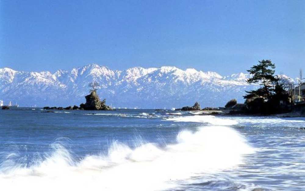 雨晴海岸（海越しに3,000m級の立山連峰を望むことができ、奈良時代に大伴家持が歌を残し、江戸時代には松尾芭蕉が俳句を残した景勝地である。）