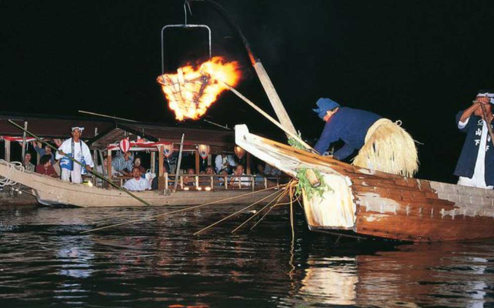 ぎふ長良川の鵜飼。1300年以上の伝統を誇る古典漁法。