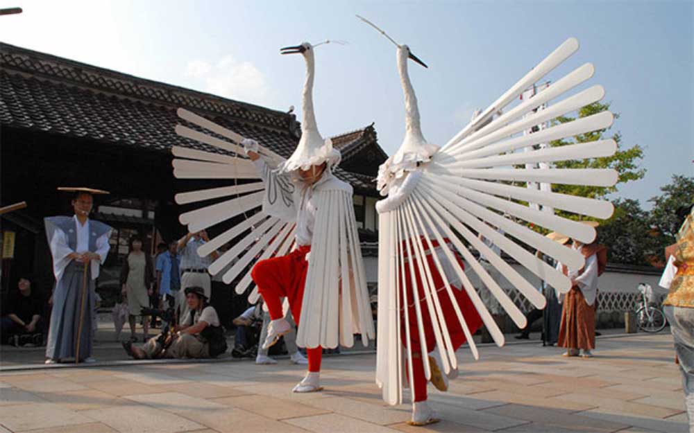 夏の祇園祭にあわせて行われる鷺舞神事