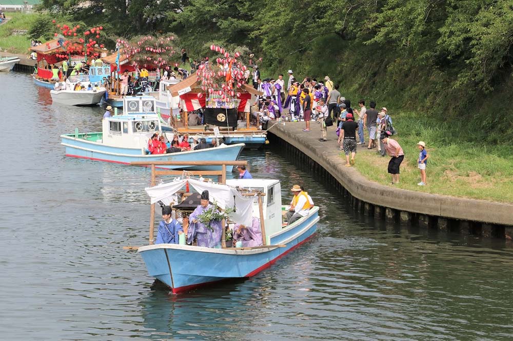 災害の歴史が残る細江神社祇園祭において、浜名湖上を渡る船渡御の様子