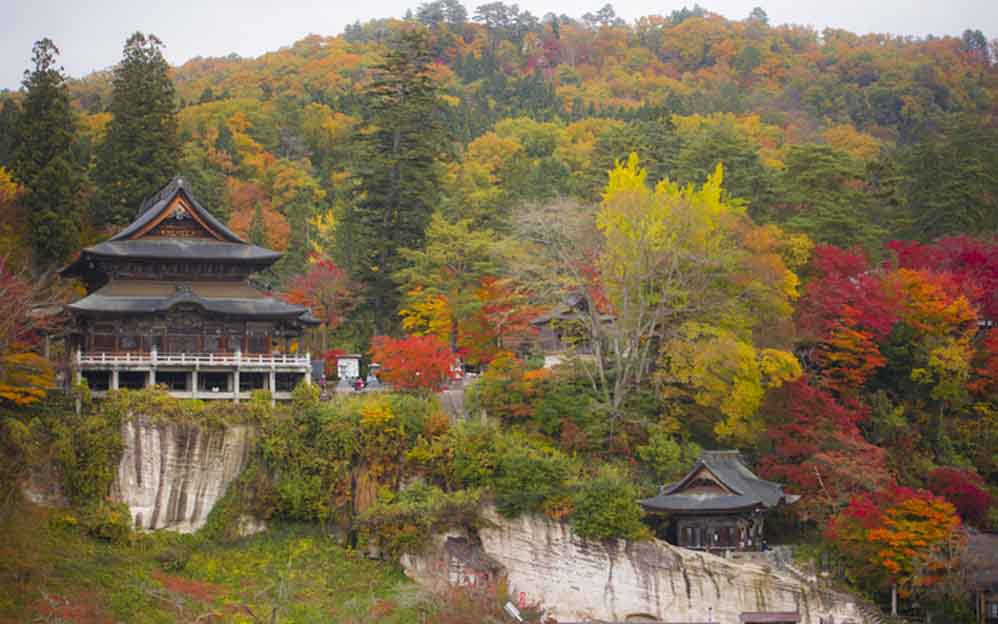 紅葉と福満虚空蔵菩薩圓藏寺の風景