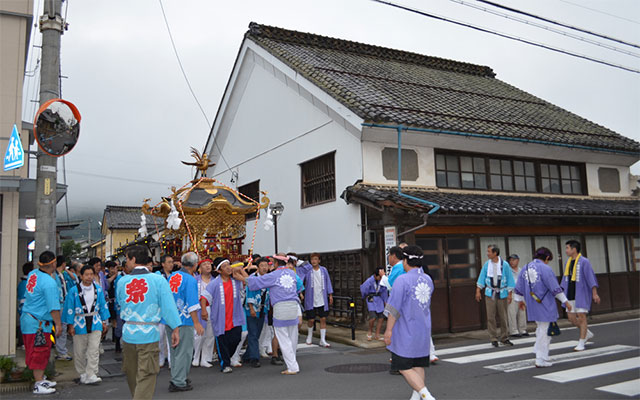 重要伝統的建造物群保存地区の街並みと祇園祭