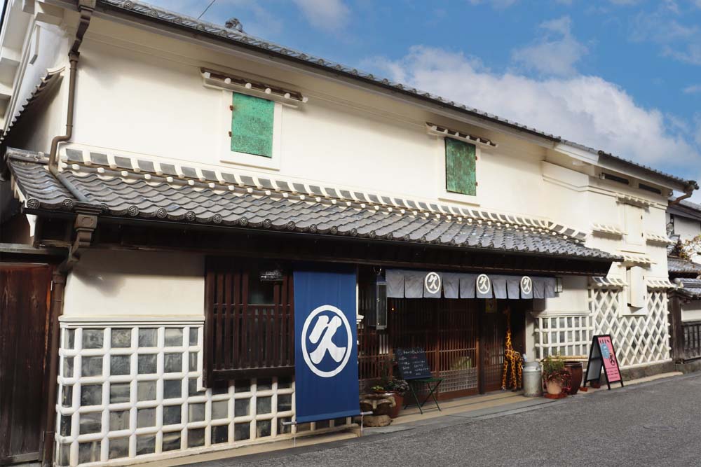 旧竹村呉服店。貸店舗として活用し、雑貨販売・喫茶店として営業している。