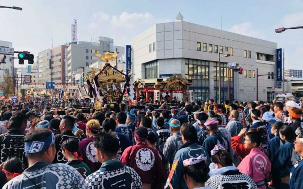 数多くの神輿や山車が市街地を練り歩く光景は圧巻です。（郷土の祭礼にみる歴史的風致）