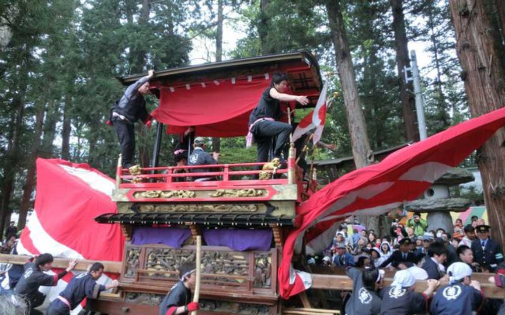 お船祭りにみる歴史的風致(境内を進むお船)