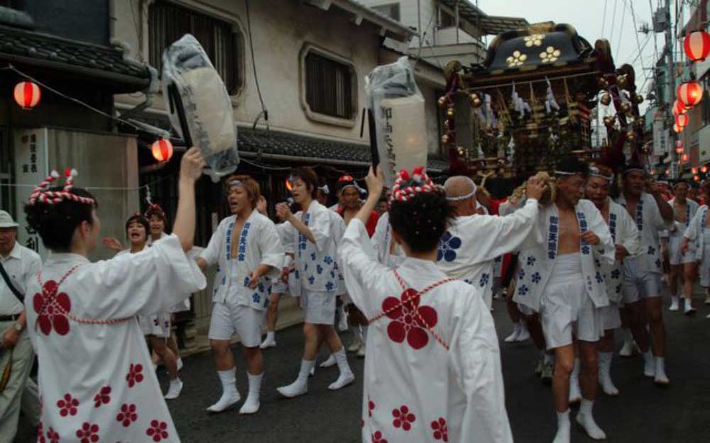 江戸時代から続く通りを練り歩く【天神祭】