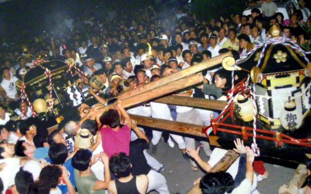 祢津祇園祭(けんか神輿)の様子