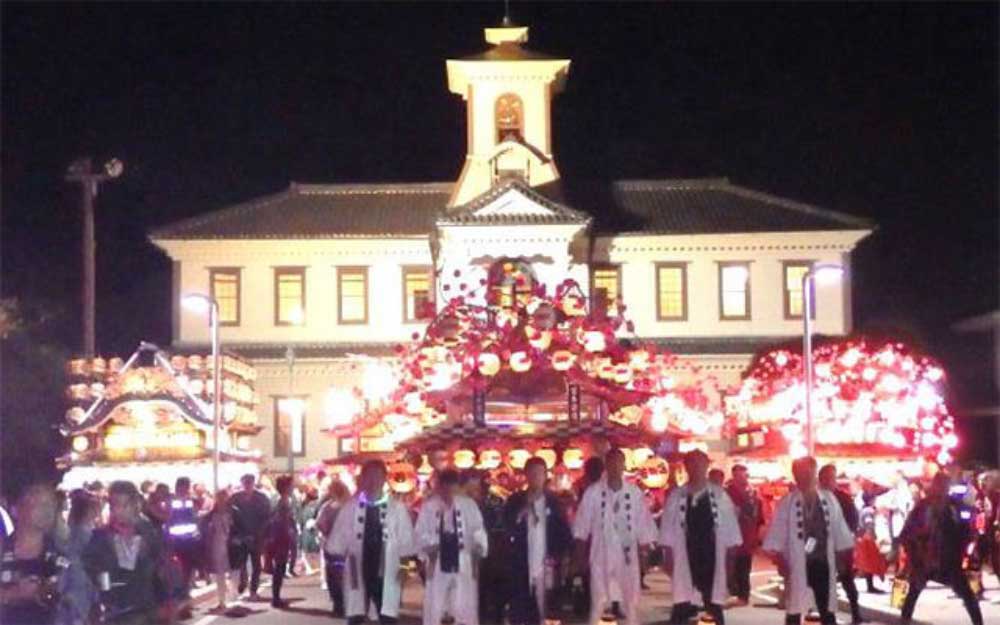 旧伊達郡役所と諏訪神社例大祭の山車