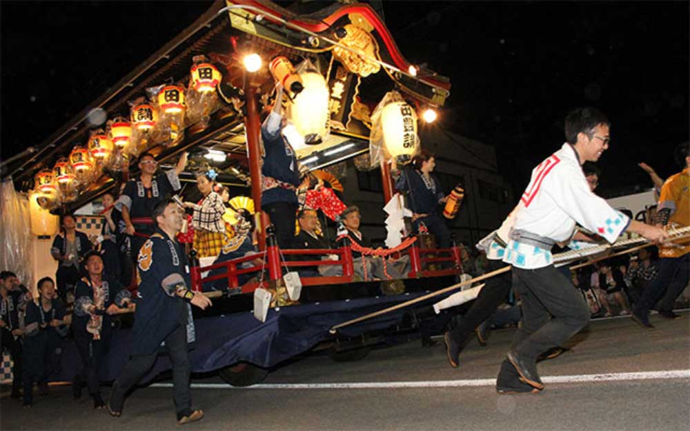 大館神明社例祭余興奉納行事で曳山車が駆け上がる田の坂越え