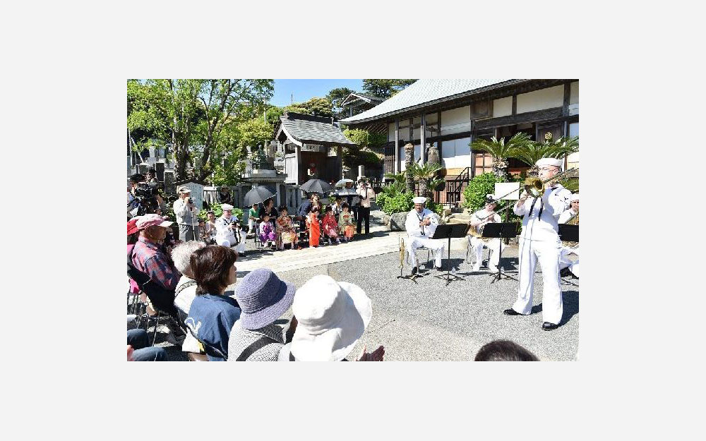 玉泉寺にて米海軍が演奏会