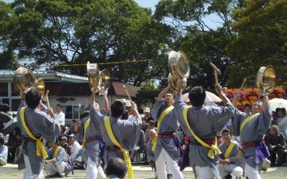 荒穂神社の御神幸祭(鉦風流）