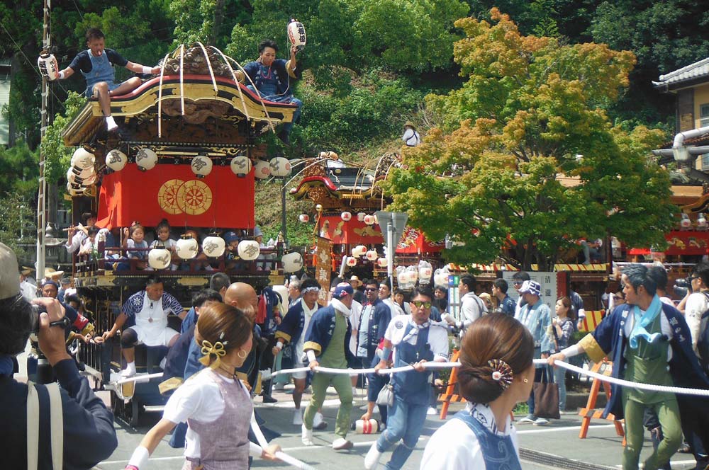 諏訪神社の例祭で各町の屋台が引き回される二俣まつりの様子