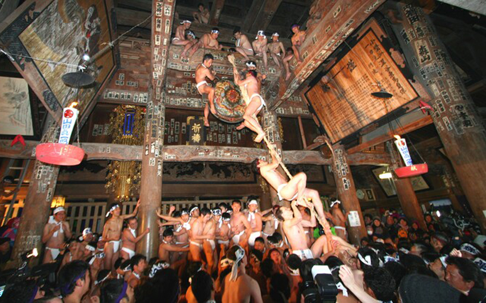 圓藏寺にて毎年１月７日に行われる七日堂裸詣り