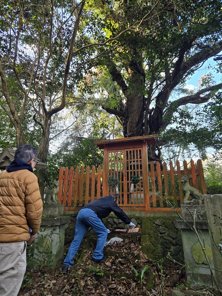 宇太水分神社境内で、太鼓台を回している様子