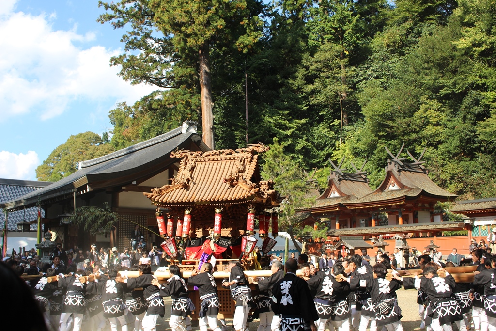 龍穴神社境内にて獅子舞をしている様子