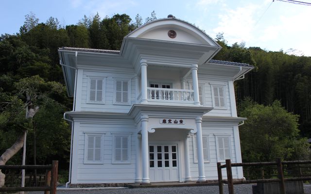 佐川文庫庫舎：須崎警察署佐川分署として始まり、後に青山文庫の正面玄関となった。県下最古の木造洋館。