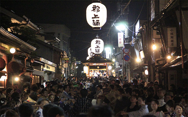 徹夜で踊り明かす盂蘭盆会