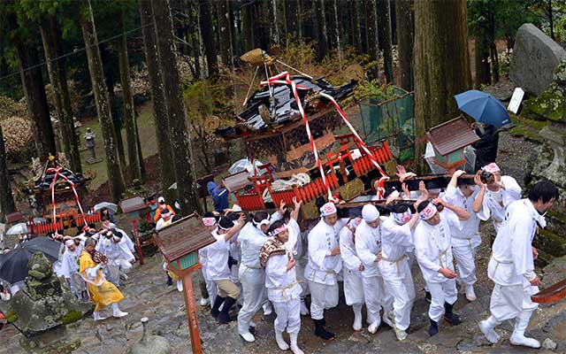 英彦山神宮門前の参道を三基の神輿が往来する
