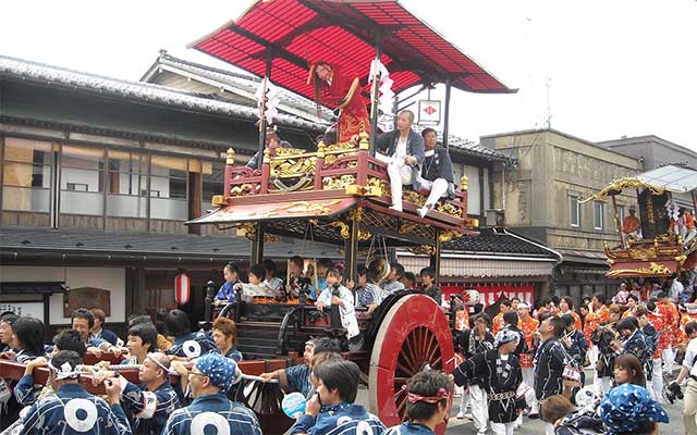 県の無形民俗文化財「村上まつり」のしゃぎり屋台と歴史的建造物の町家