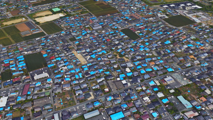 写真1 熊本地震の屋根被害によりブルーシートが掛かった住宅による市街地